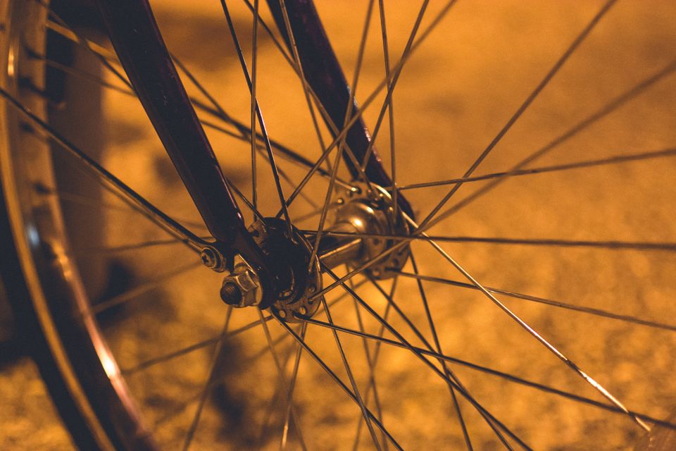 Fahrradspeichen eines Vorderrades. Die Hälfte der Speichen geht zur linken Seite der Nabe, die andere zur Rechten. Public Domain / CC0